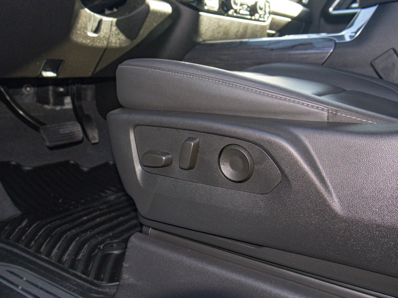 2024 Chevrolet Silverado 3500HD 4WD Crew Cab 159 LTZ White Sherwood Park - photo #19
