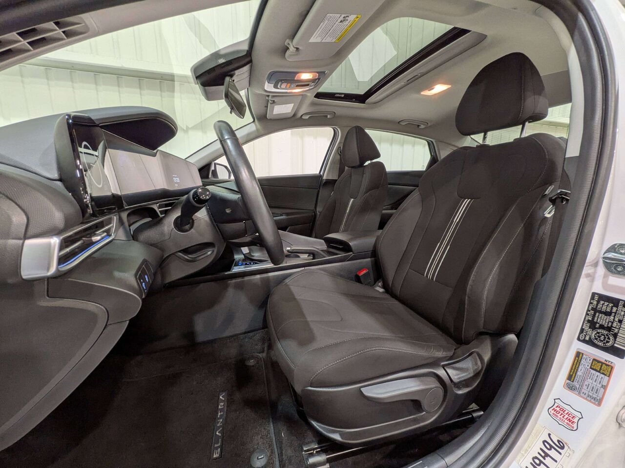 2025 Hyundai Elantra Preferred IVT w/Tech Pkg White Val-David - photo #1