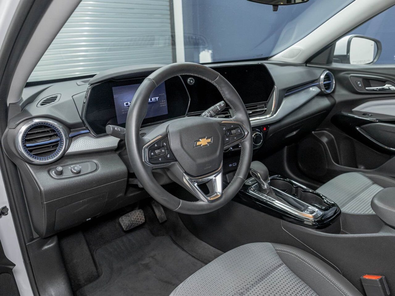 Chevrolet Trax LT *SIÈGES CHAUFF* REG ADAPT CARPLAY WIFI USB 2025 Blanc Saint-Jérôme - photo #1