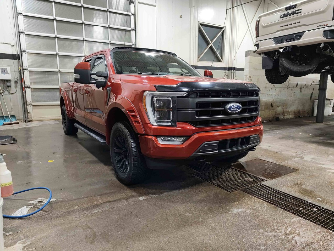 2021 Ford F-150 LARIAT 4WD SuperCrew 6.5' Box Red Sherwood Park - photo #2