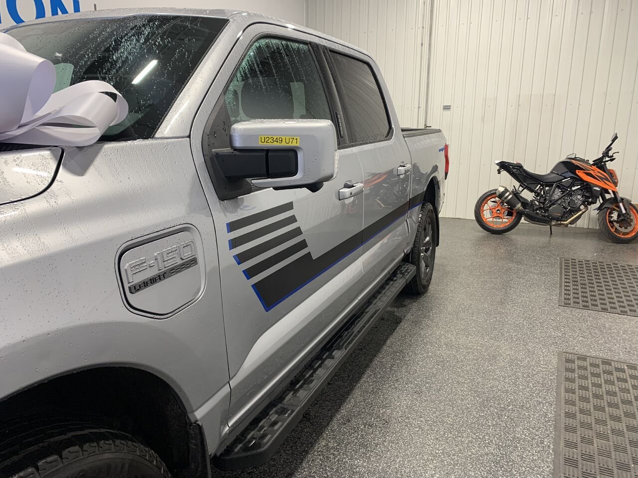 Ford F-150 Lightning LARIAT LARIAT + GROSSE BATTERIE +CUIR + TOIT PANO, REMORQ MAX 2023 Argent Châteauguay - photo #3