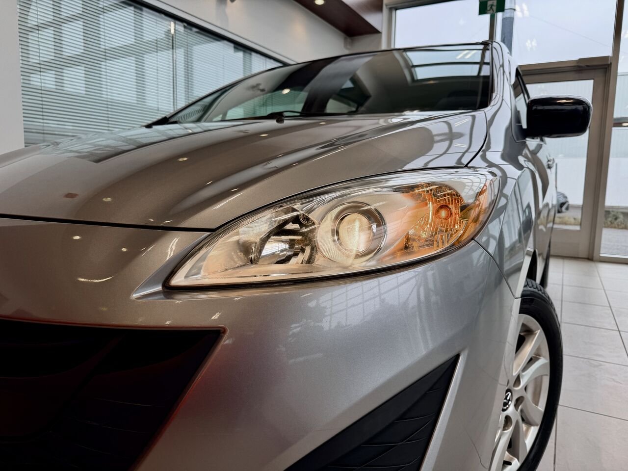 2014 Mazda Mazda5 Silver Notre-Dame-des-Prairies - photo #12
