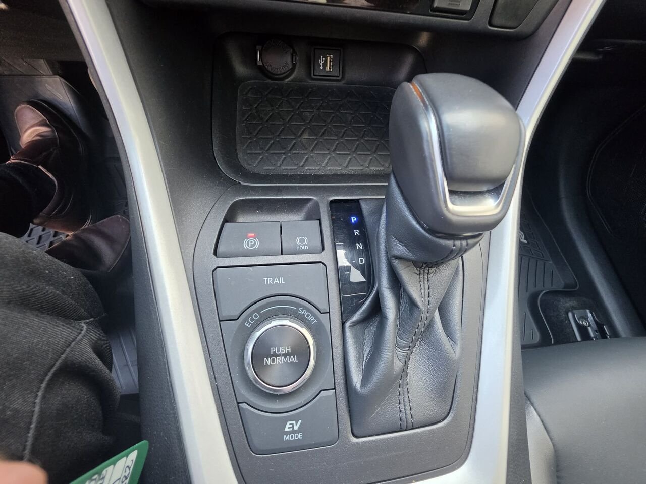 Toyota RAV4 XLE HYBRIDE 2023 Blanc Mont-Laurier - photo #16