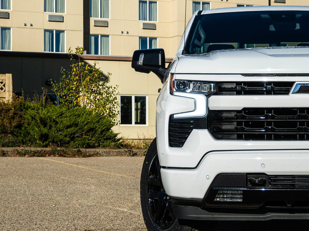 2025 Chevrolet Silverado 1500 4WD Crew Cab 147 RST White Sherwood Park - photo #5