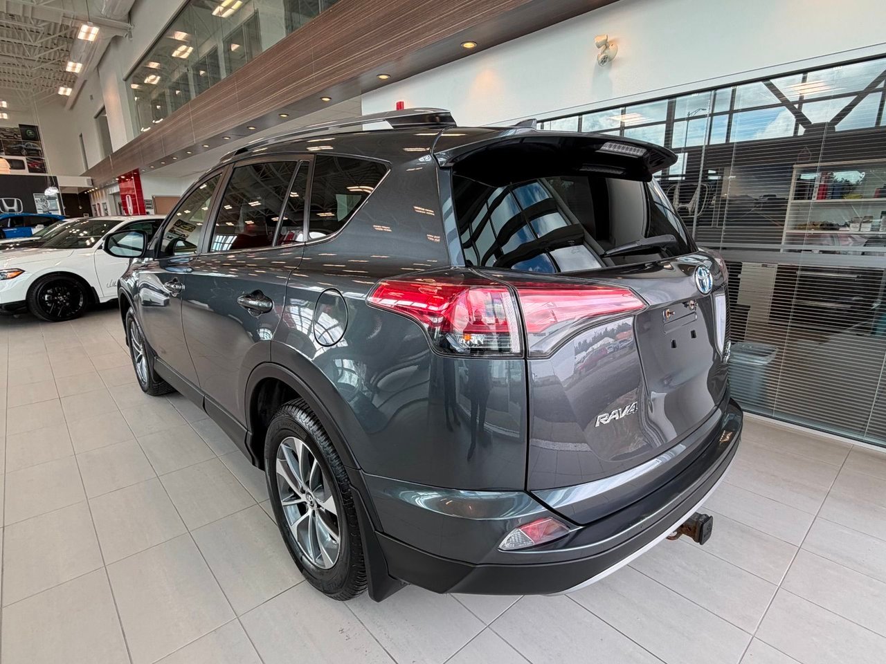 Toyota RAV4 Hybride 2017 Gris Notre-Dame-des-Prairies - photo #3
