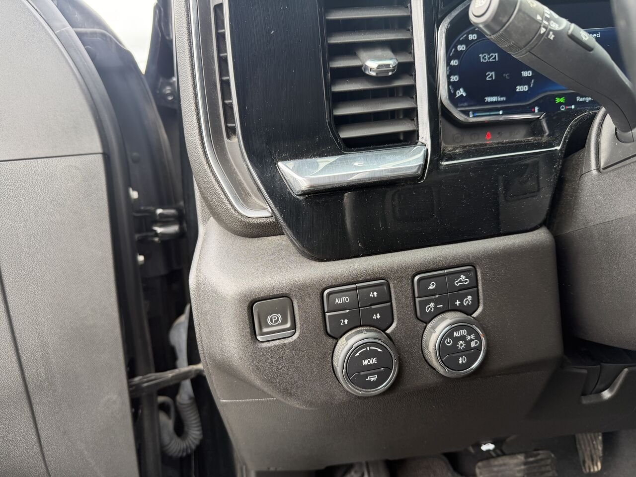 2024 CHEVROLET SILVERADO K3500 HIGH CTRY High Country cabine multiplace 4RM 172 po Black Gatineau - photo #9