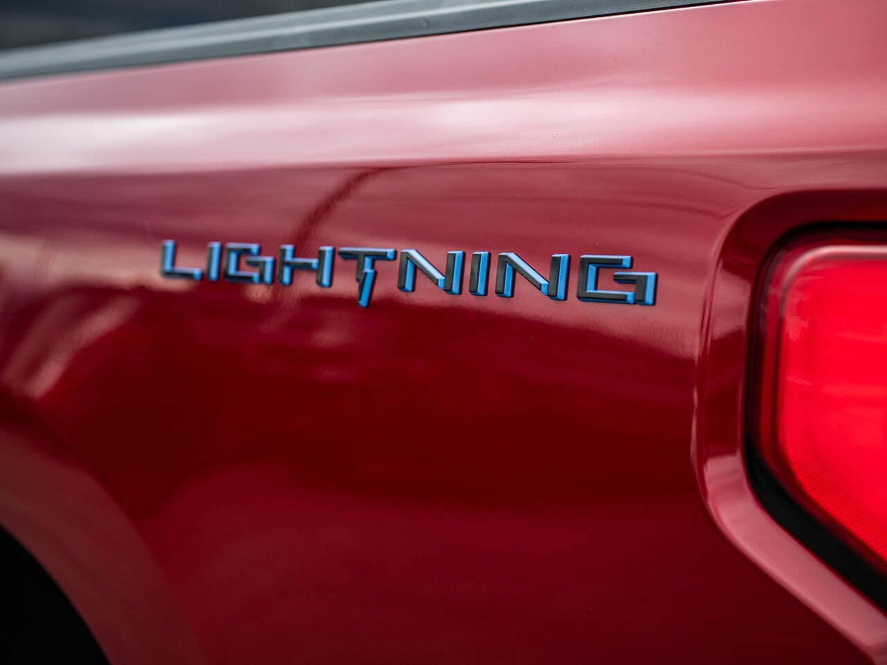 2024 Ford F-150 Lightning Red Sainte-Julienne - photo #8