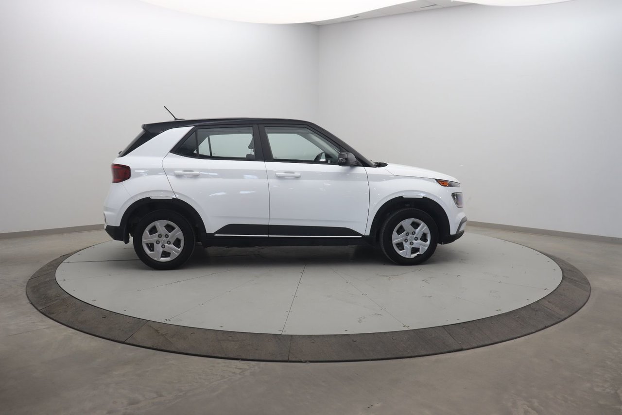 2023 Hyundai Venue Essential White Baie-Comeau - photo #2