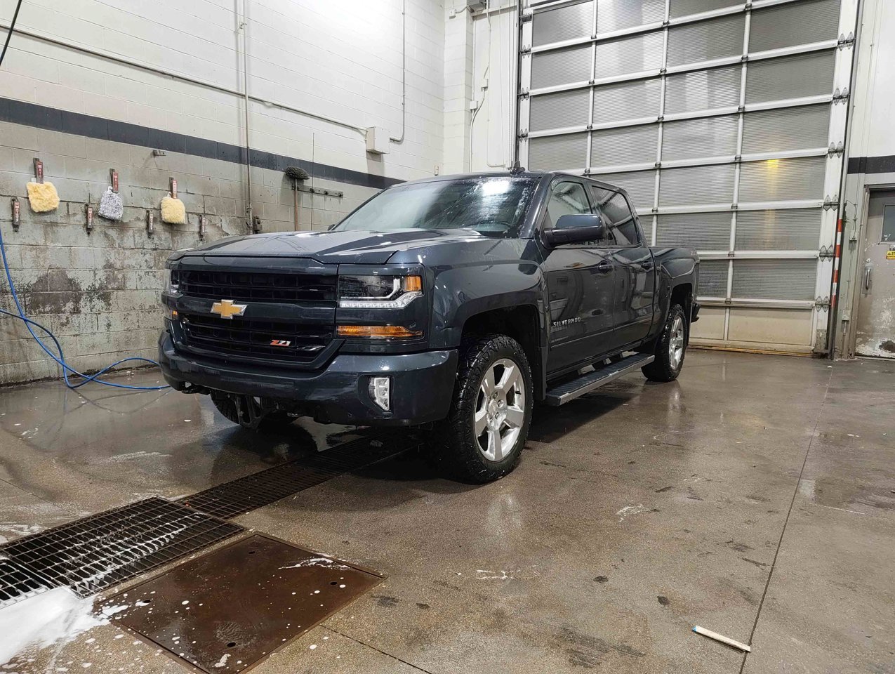 2018 Chevrolet Silverado 1500 4WD Crew Cab 143.5 LT w/2LT Grey Sherwood Park - photo #3