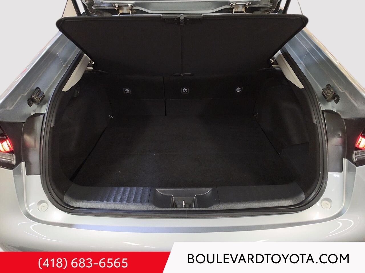 Toyota Prius Prime 100071A-44 | SE 2023 Argent Incisif Québec - photo #17