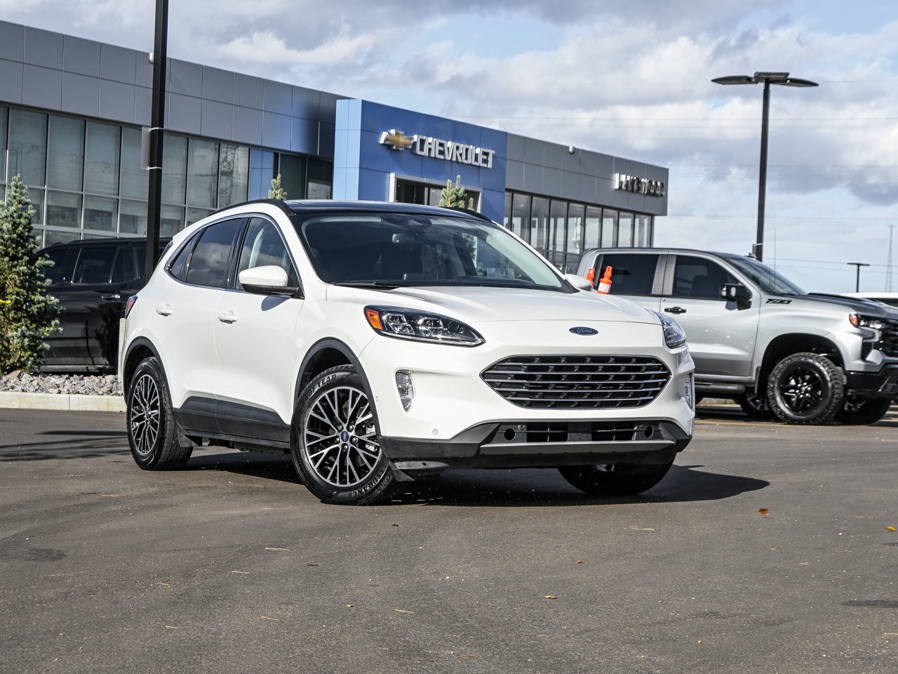 2022 Ford Escape Titanium Plug-In Hybrid FWD White Sherwood Park - photo #1
