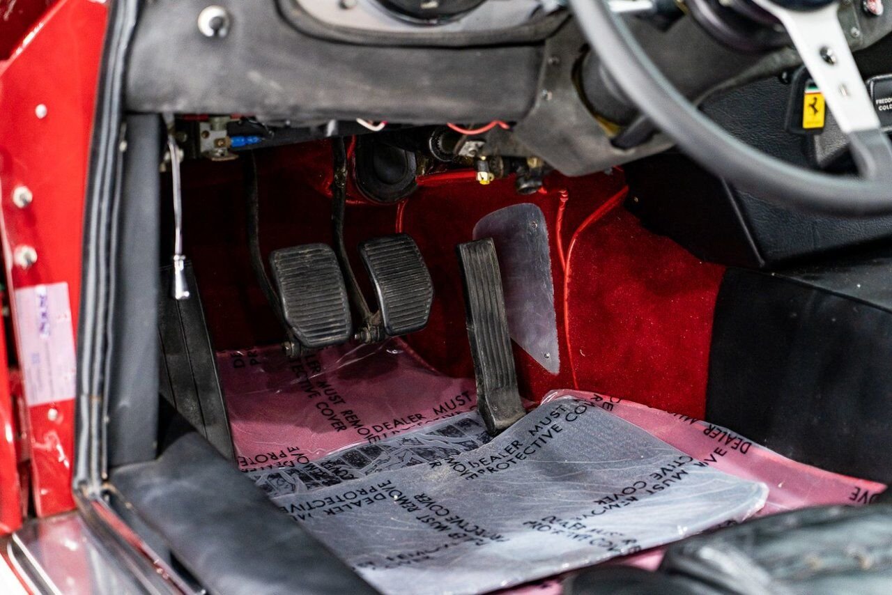 Ferrari 365 GTB4 Daytona 18,301 miles With Orig Books/Tools/ Carbs / Filter Box 1973 Rouge Montréal - photo #80