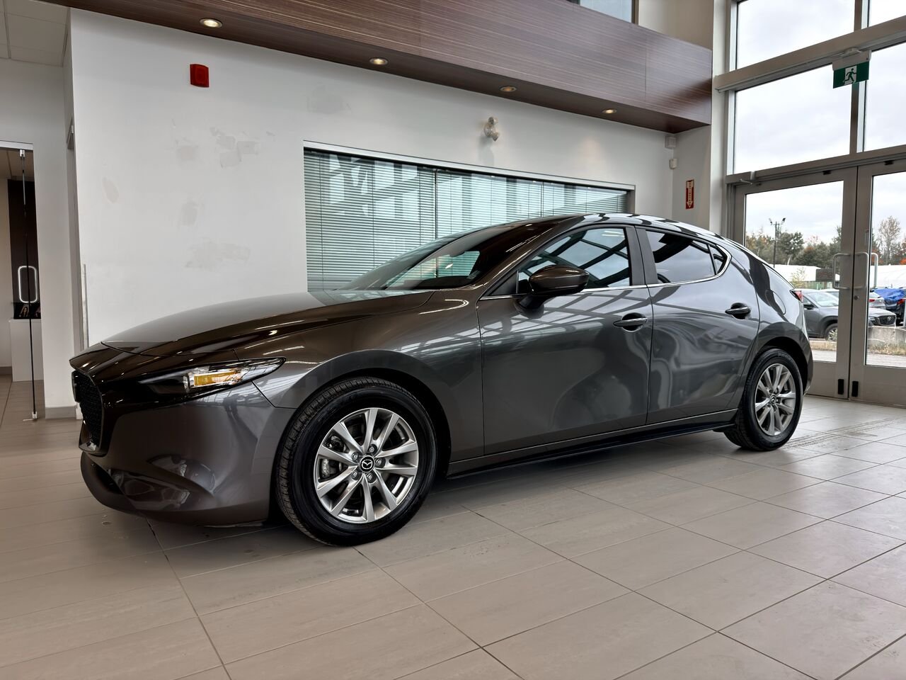 2024 Mazda Mazda3 Sport Grey Notre-Dame-des-Prairies - photo #2