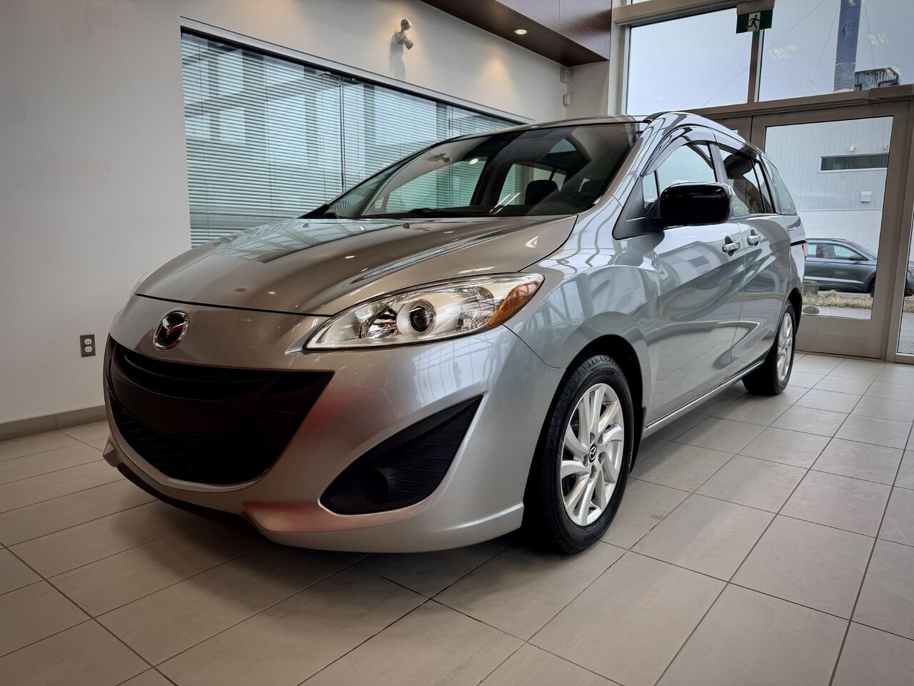 2014 Mazda Mazda5 Silver Notre-Dame-des-Prairies - photo #2