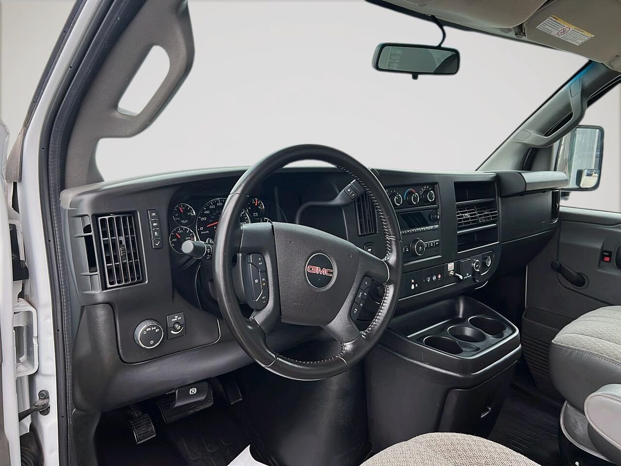 GMC Fourgonnette commerciale Savana 2023 Blanc Québec - photo #27