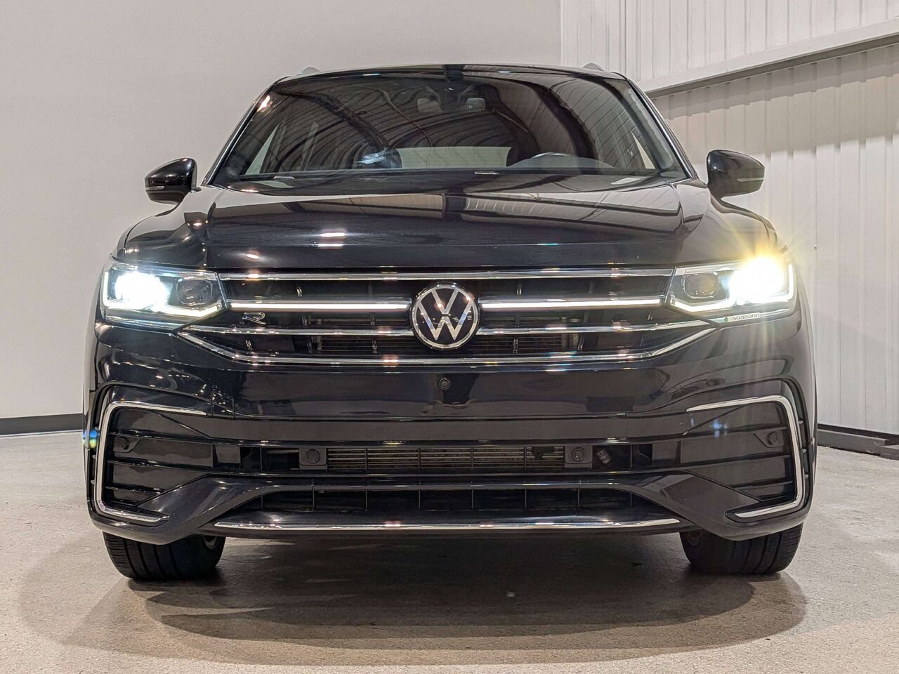 2022 Volkswagen Tiguan Highline R-Line 4MOTION Black Mirabel - photo #1
