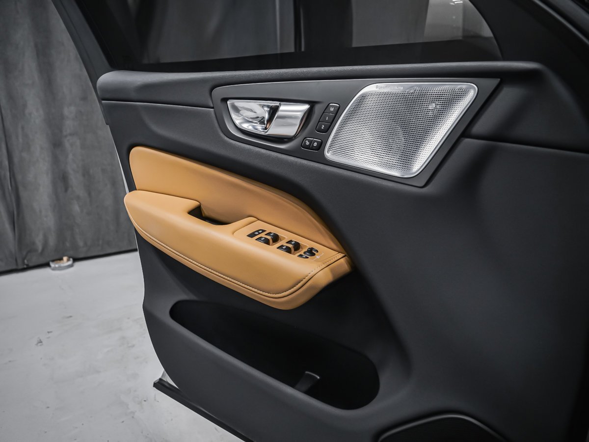 Volvo XC60 B6 ULTIMATE BRIGHT BOWERS WILKINS 2023 Argent Montréal - photo #9