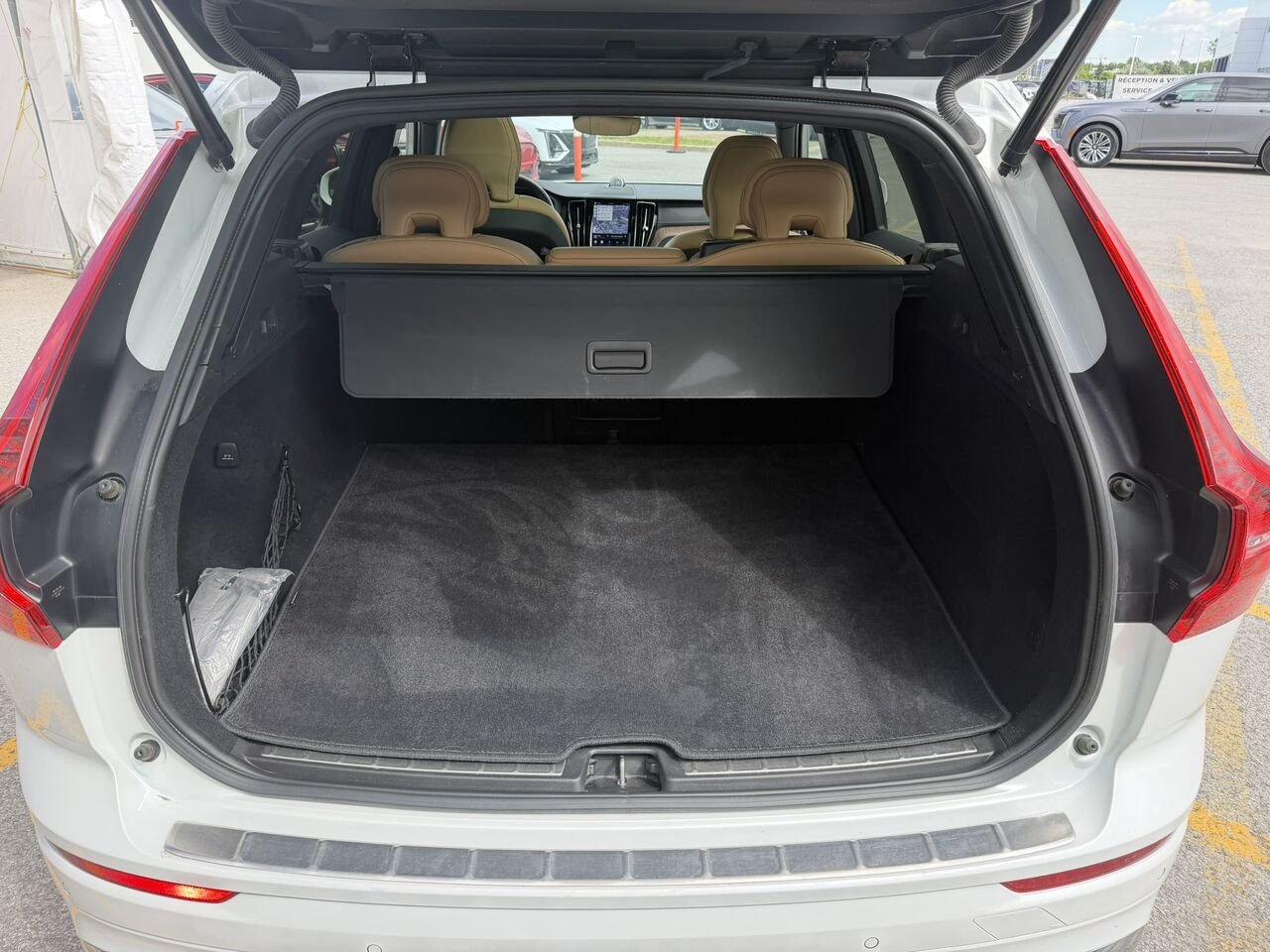 2023 Volvo XC60 B6 Ultimate AWD White Laval - photo #14