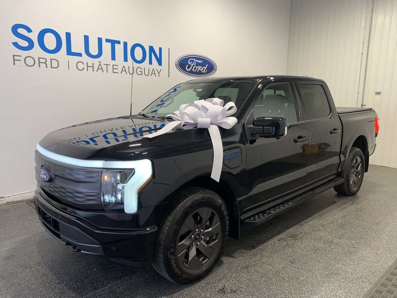 Ford F-150 Lightning LARIAT LARIAT + GROSSE BATTERIE +CUIR + TOIT PANO 2025 Bleu Châteauguay - photo #0