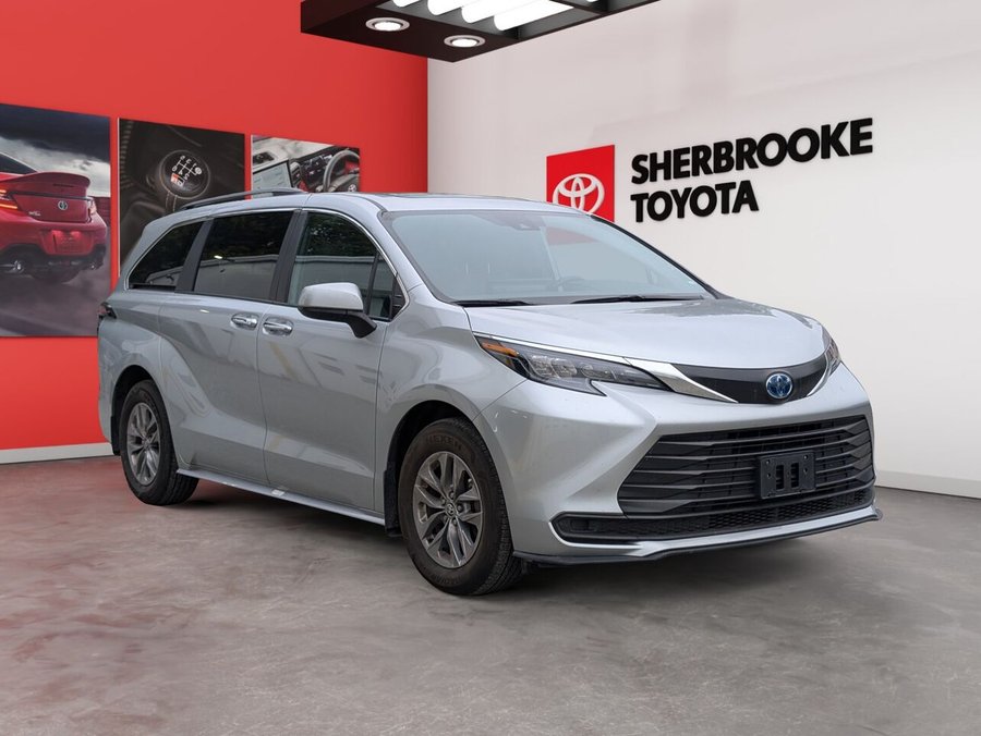 Toyota Sienna XLE/SIÈGES CHAUFFANTS/TOIT OUVRANT/VOLANT CHAUFFANT/AC BIZONE/SIÈGES EN CUIR 2025 Gris