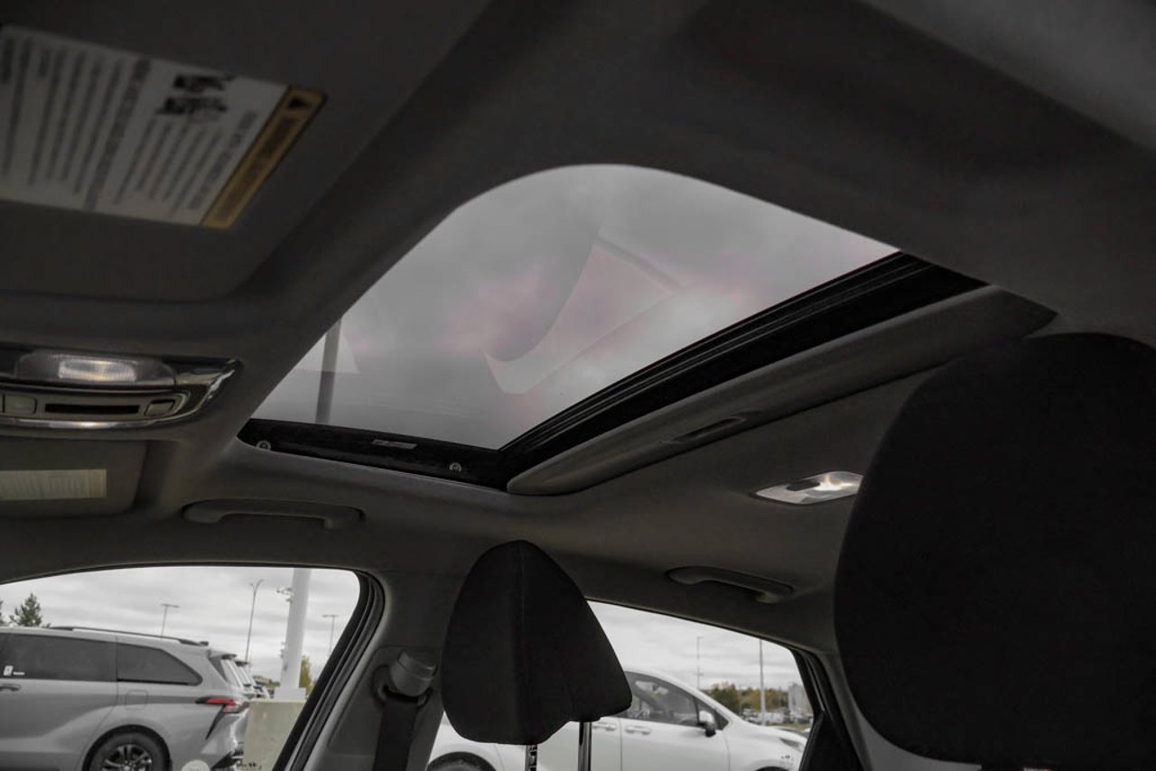 2025 Hyundai Elantra Preferred IVT w/Tech Pkg White Sherwood Park - photo #27