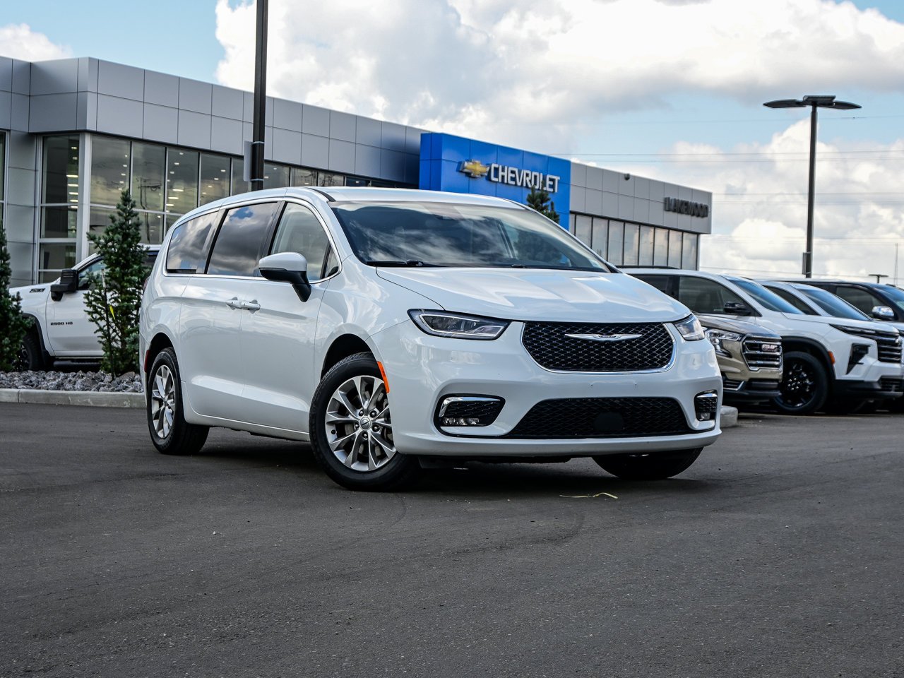 2023 Chrysler Pacifica Touring L AWD White Sherwood Park - photo #1