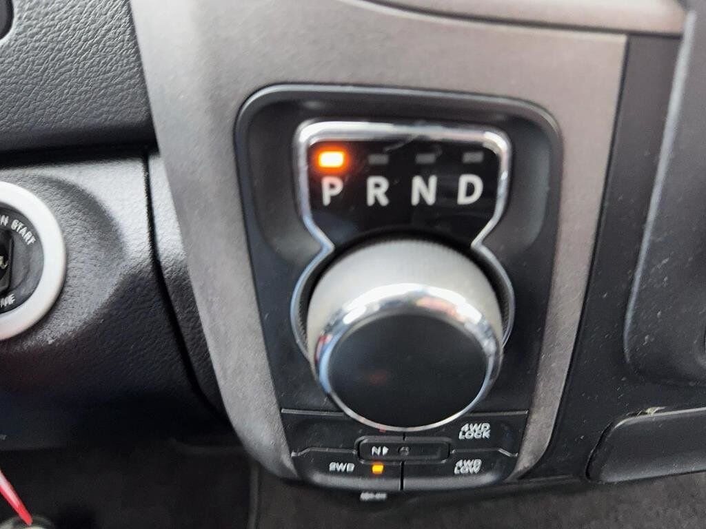 2020 Ram 1500 Classic Express Black Baie-Comeau - photo #15