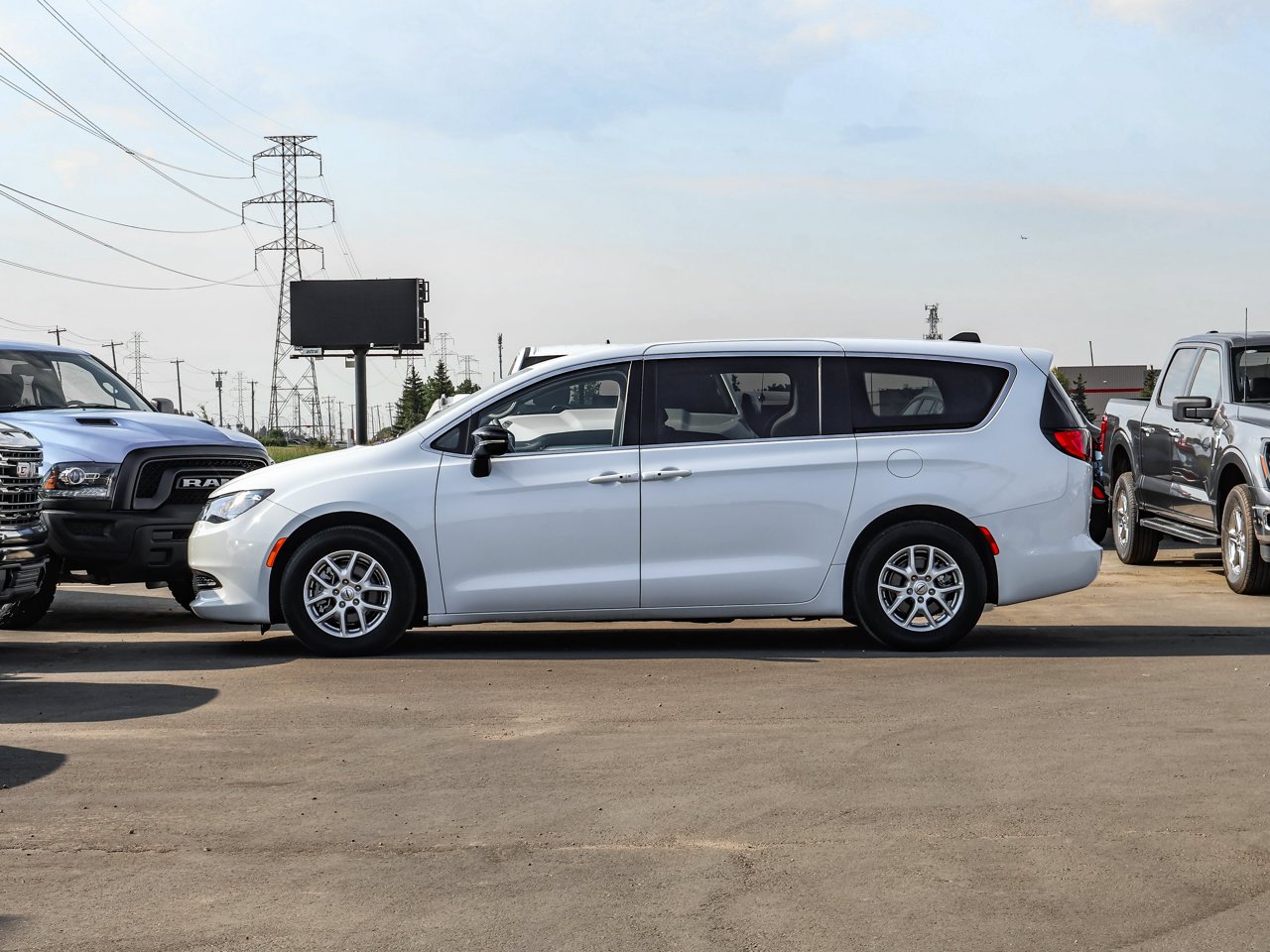 2024 Chrysler Grand Caravan SXT 2WD White Sherwood Park - photo #4