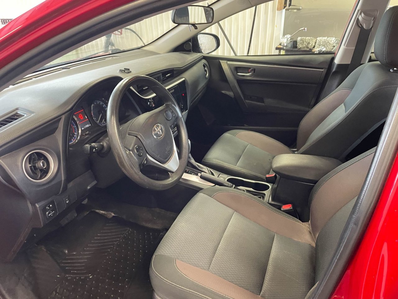 Toyota Corolla LE AUTO *SIÈGES CHAUFF* REG ADAPT BLUETOOTH USB 2018 Rouge Saint-Jérôme - photo #2