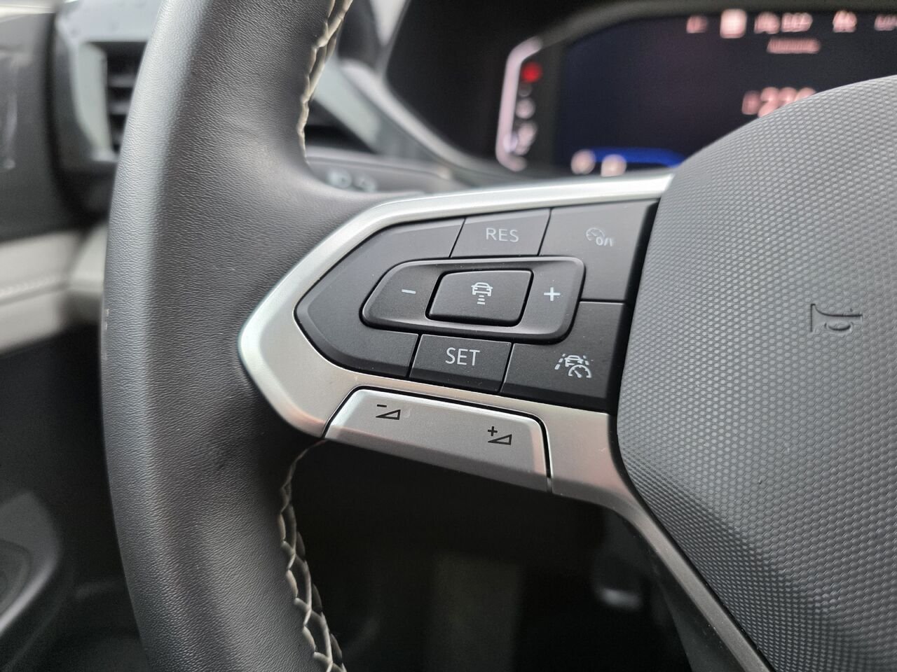 Volkswagen Taos Highline 4Motion 2024 Gris Mont-Laurier - photo #25