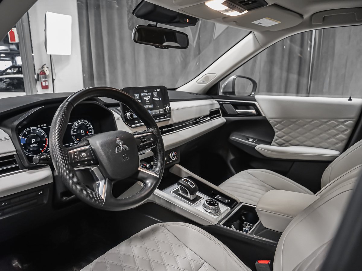 2023 Mitsubishi Outlander GT S-AWC Silver Montreal - photo #1