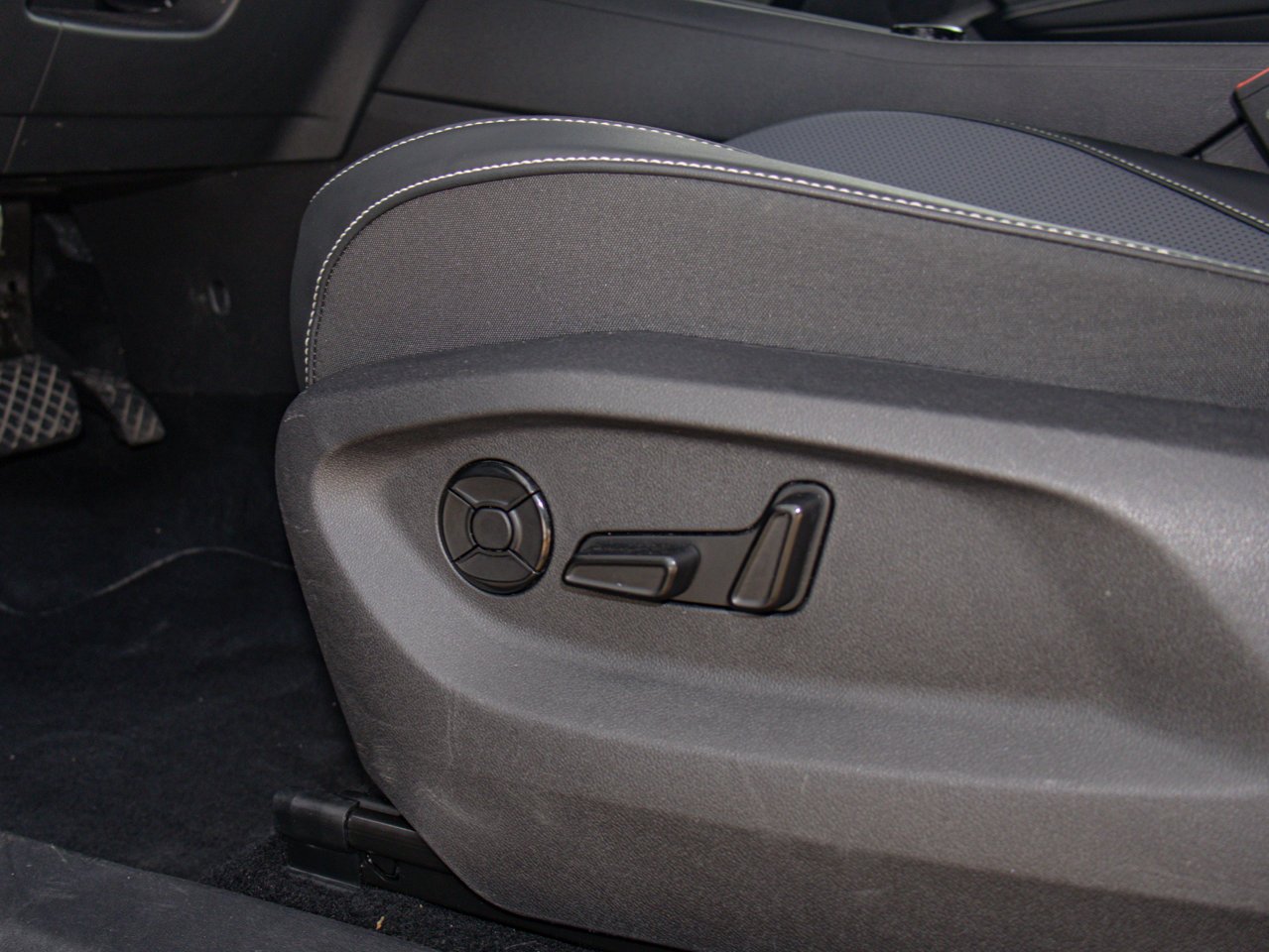 2026 Volkswagen Tiguan Comfortline 4MOTION Black Sherwood Park - photo #17