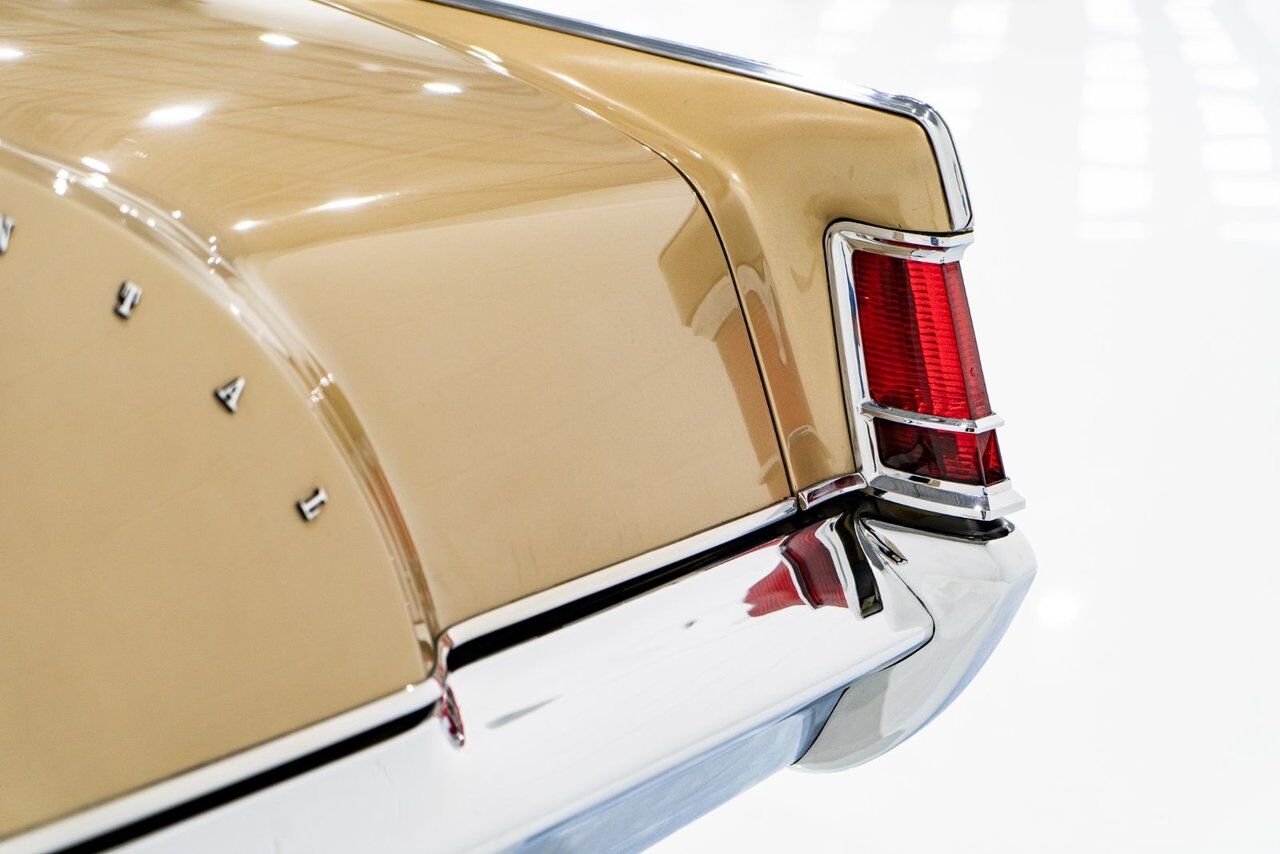 Lincoln Continental Only 687 miles from new. Unrestored example **PRICE IN USD** 1969 Or Montréal - photo #37