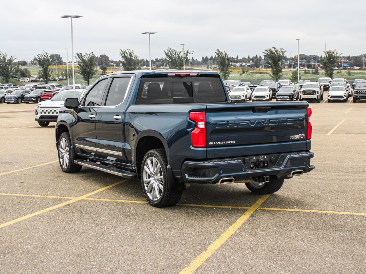 2022 Chevrolet Silverado 1500 4WD Crew Cab 147 High Country Blue Sherwood Park - photo #5