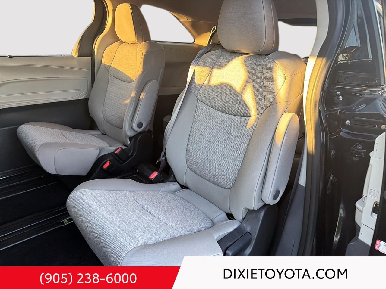 2023 Toyota Sienna HYBRID LE AWD / HEATED SEATS / TOYOTA SAFETY SENSE / CARPLAY AND ANDROID AUTO Black Mississauga - photo #18
