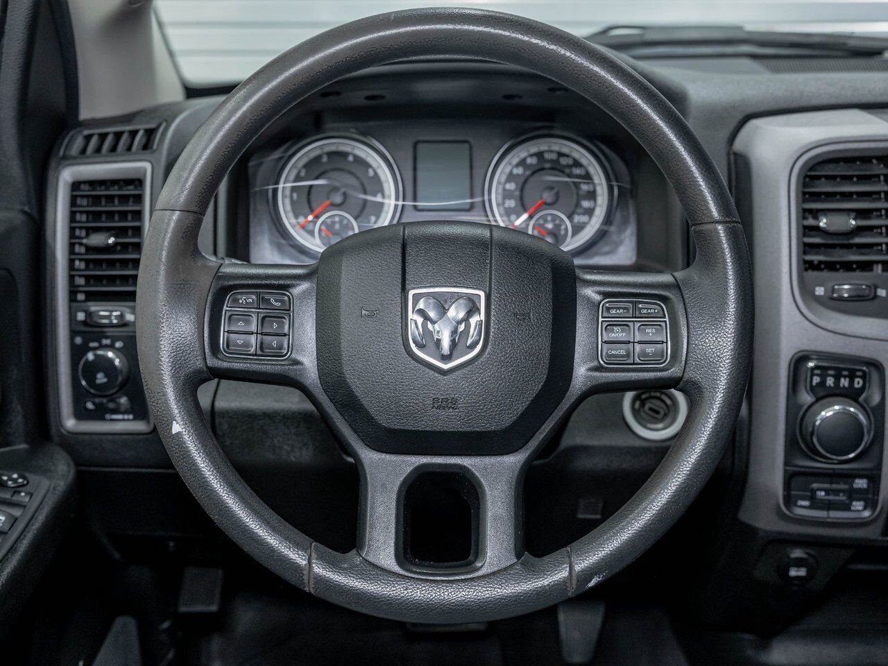 Ram 1500 Classic NIGHT EDITION 4X4 *CARPLAY* FREINS REMORQ WIFI USB 2023 Blanc Saint-Jérôme - photo #13
