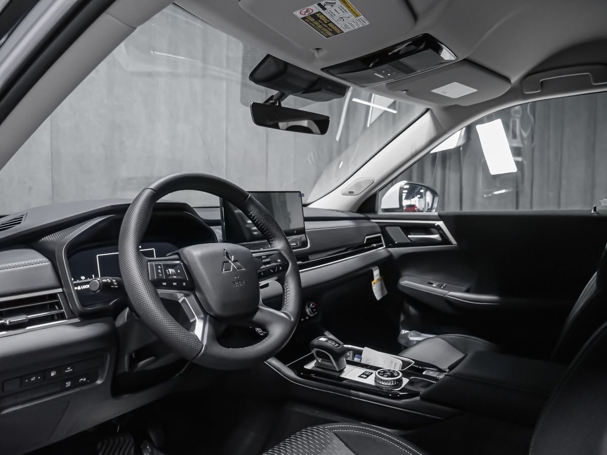 Mitsubishi Outlander PHEV ES 2026 Fini taillé diamant Blanc de qualité supérieure Montréal - photo #14