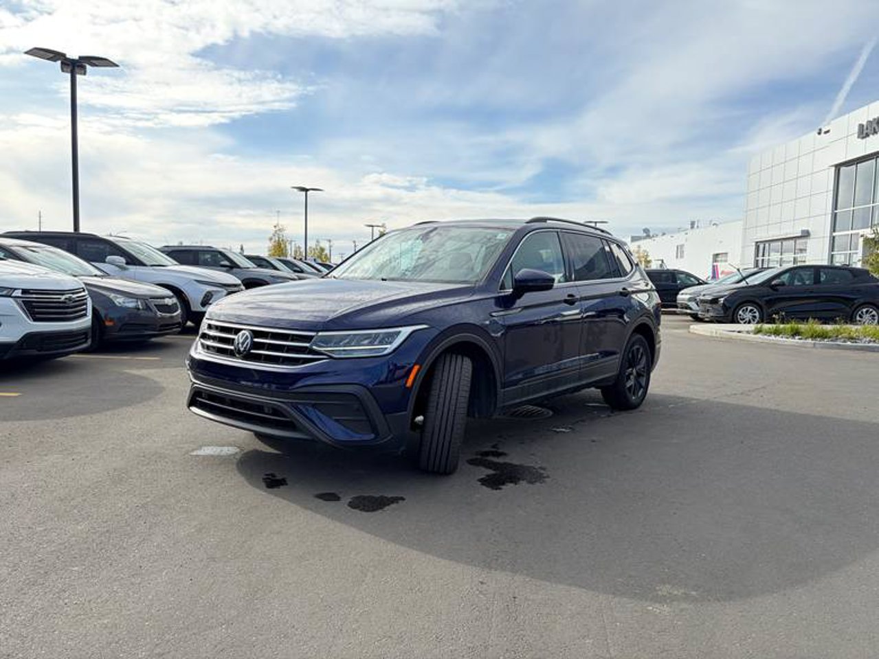 2024 Volkswagen Tiguan Comfortline 4MOTION Blue Sherwood Park - photo #2