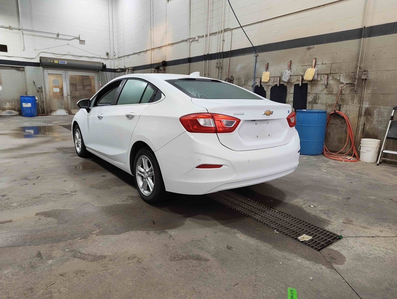 2017 Chevrolet Cruze 4dr Sdn 1.6L LT w/1SH White Sherwood Park - photo #4