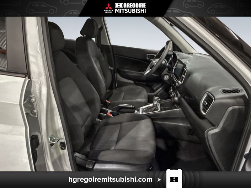 2025 Hyundai Venue White Laval - photo #15
