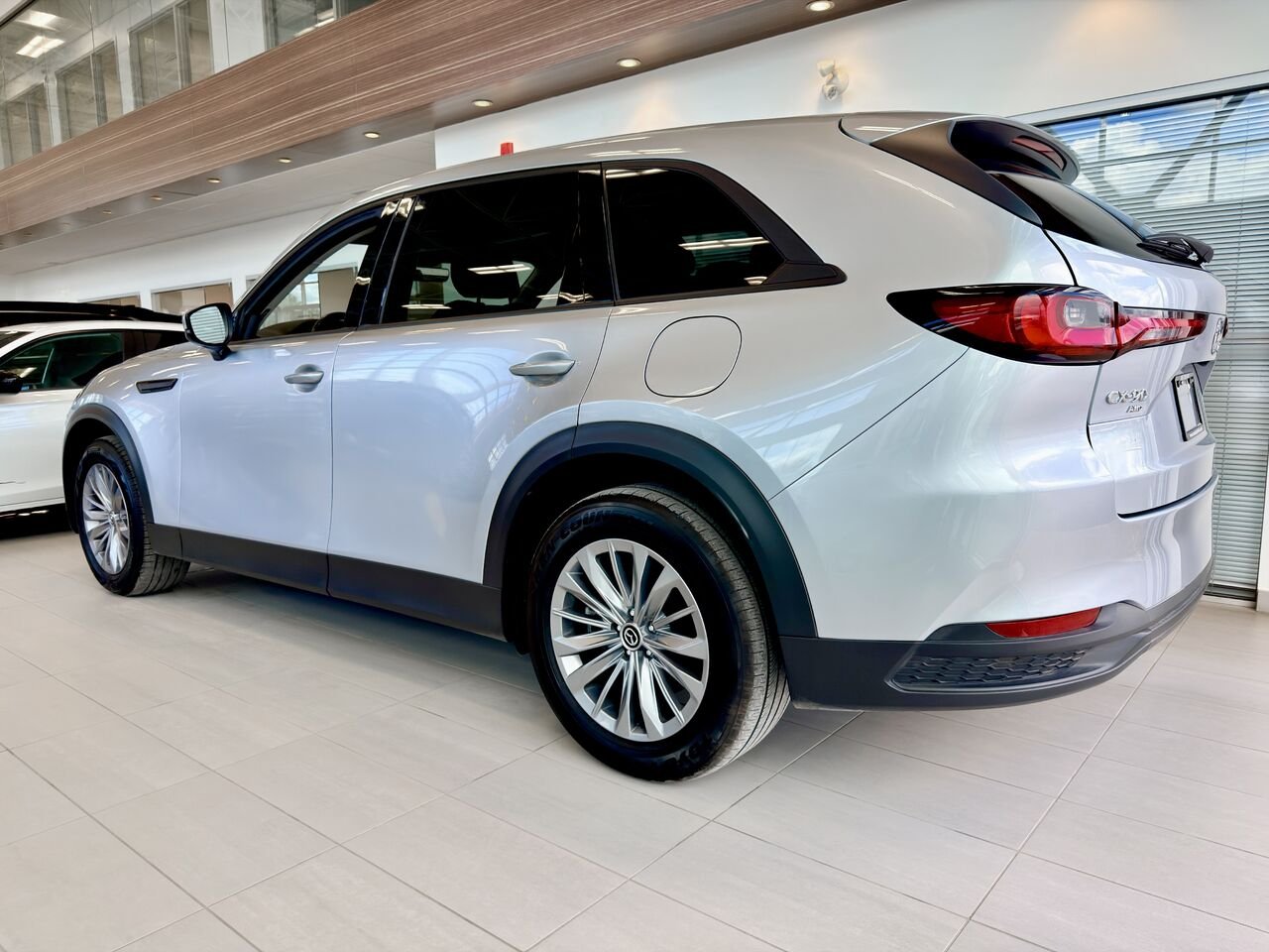 2024 Mazda CX-90 hybride léger GS-L 4WD Silver Notre-Dame-des-Prairies - photo #8