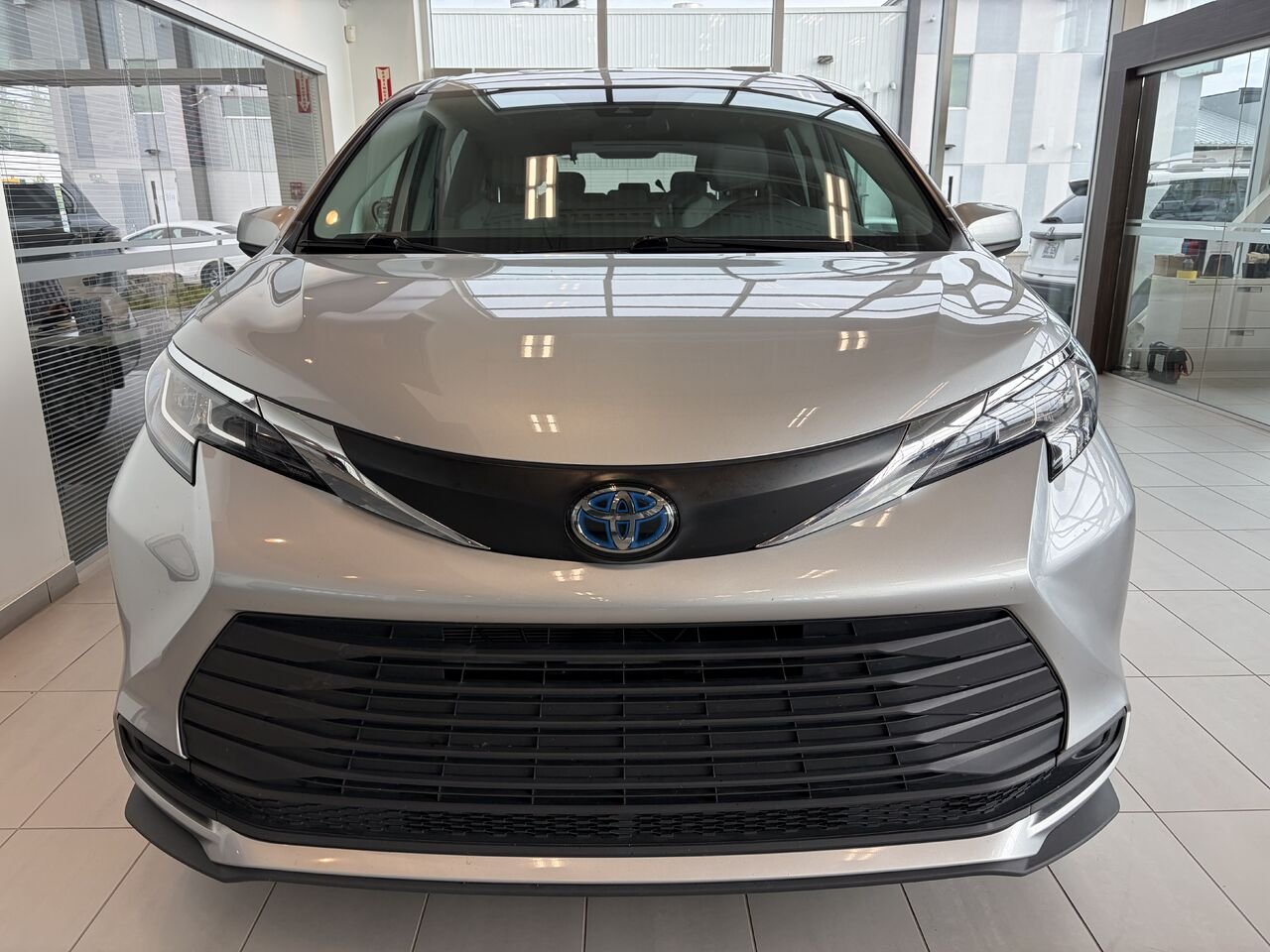 2022 Toyota Sienna Silver Notre-Dame-des-Prairies - photo #2
