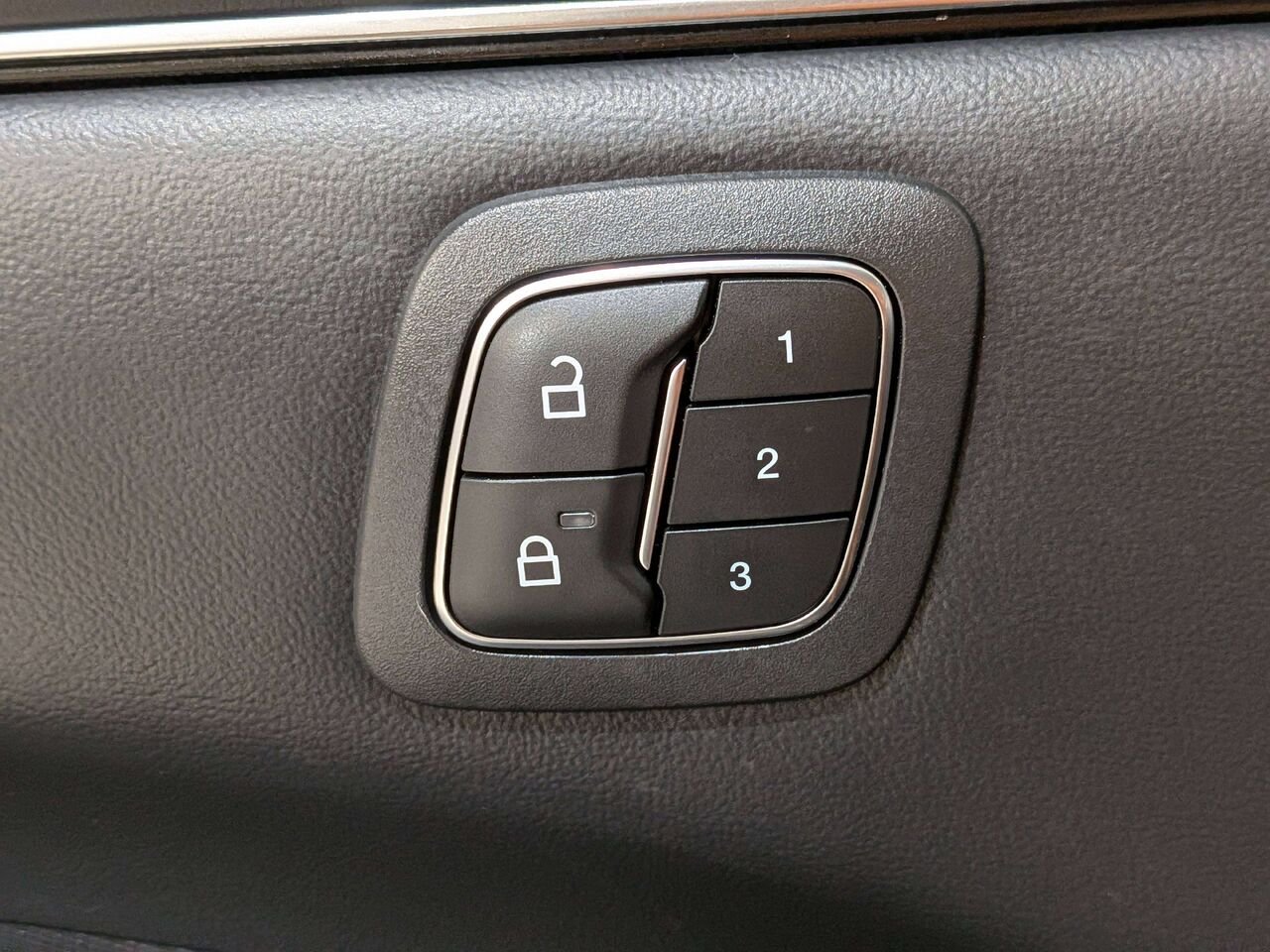 2022 Ford Mustang Mach-E Select RWD Black Val-David - photo #33