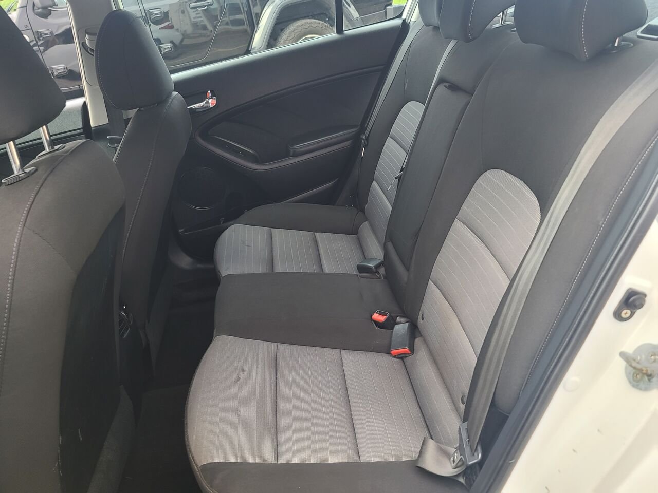 2015 Kia Forte White  - photo #22