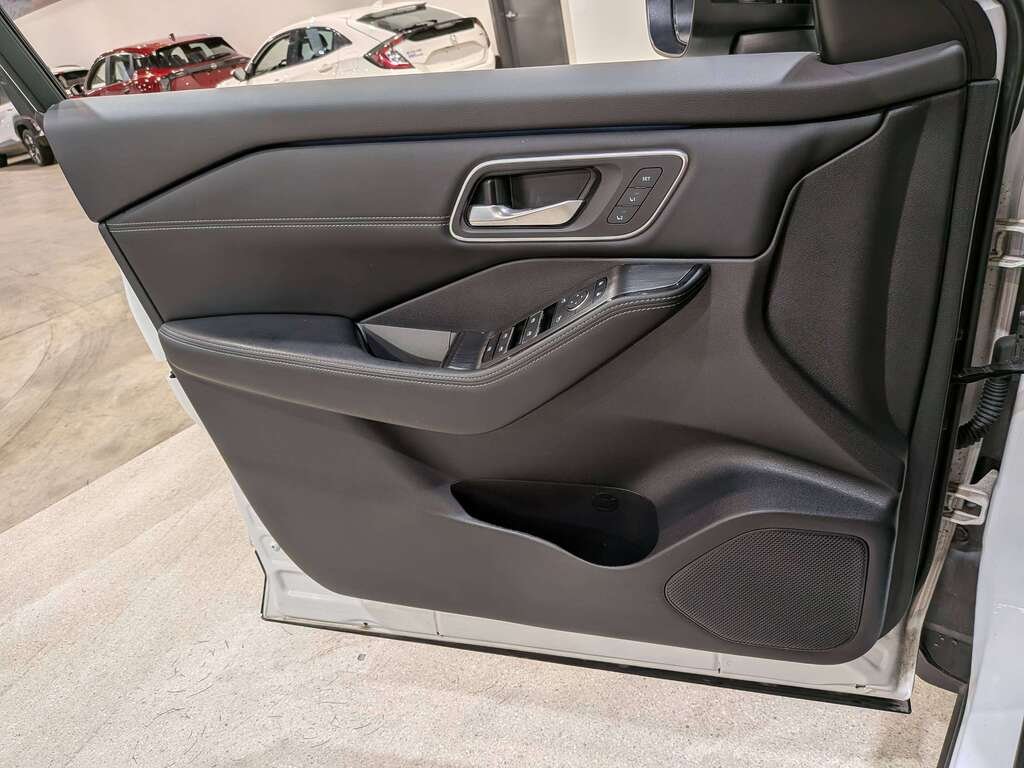 2024 Nissan Rogue AWD Platinum White Val-David - photo #36