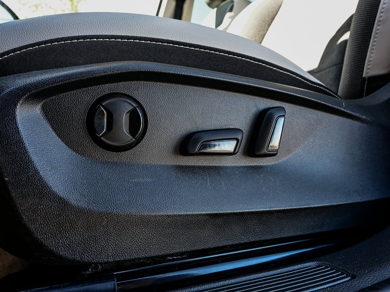 2025 Volkswagen Taos Comfortline 4MOTION Black Sherwood Park - photo #16