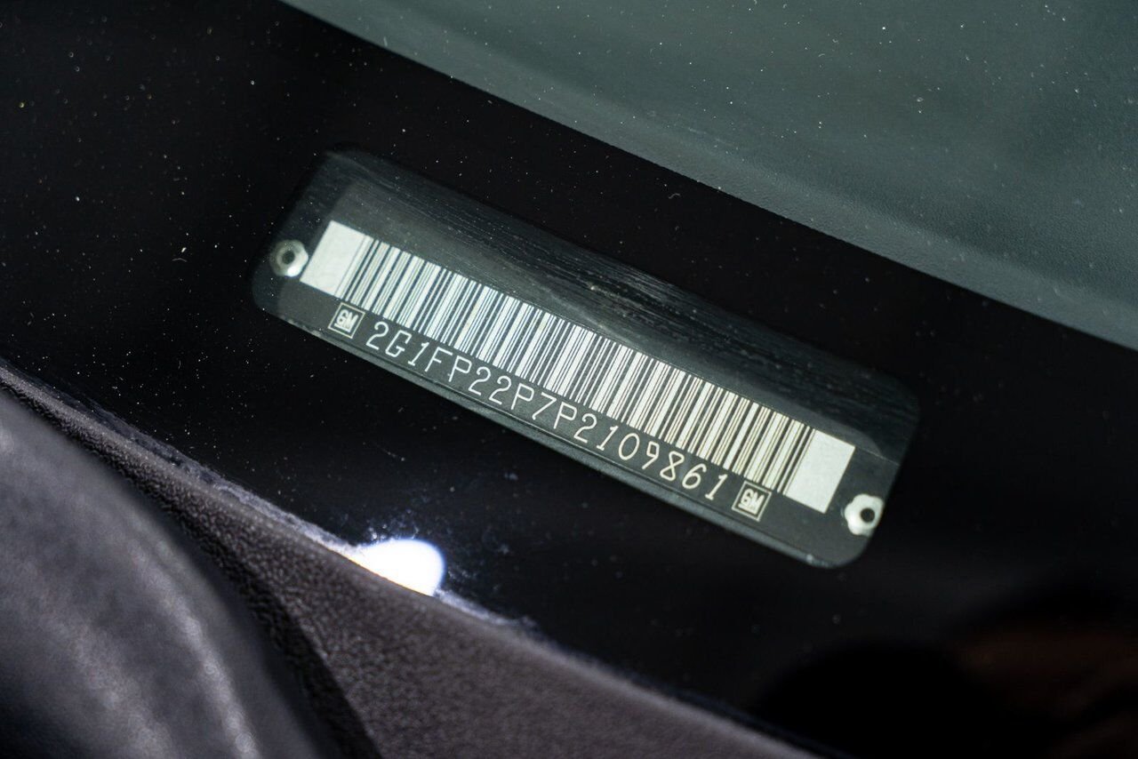 Chevrolet CAMARO Z28 PRIX EN USD | Pace Car with only 957km (595mi) with original window sticker 1993 Noir Montréal - photo #70