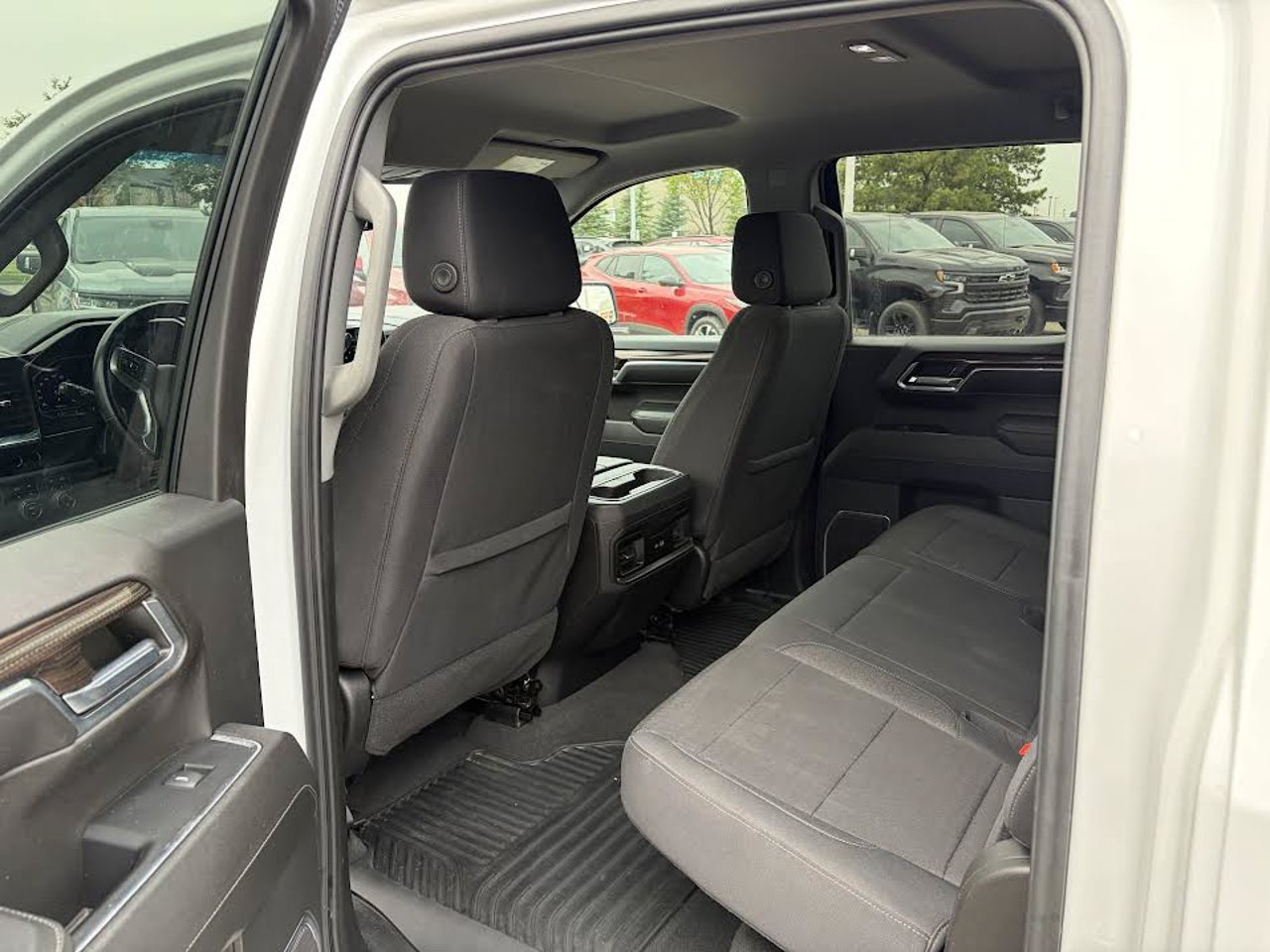 2023 Chevrolet Silverado 1500 4WD Crew Cab 147 LT White Sherwood Park - photo #5