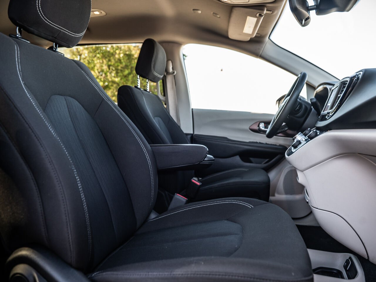 Chrysler Grand Caravan 2023 Argent Sainte-Julienne - photo #32