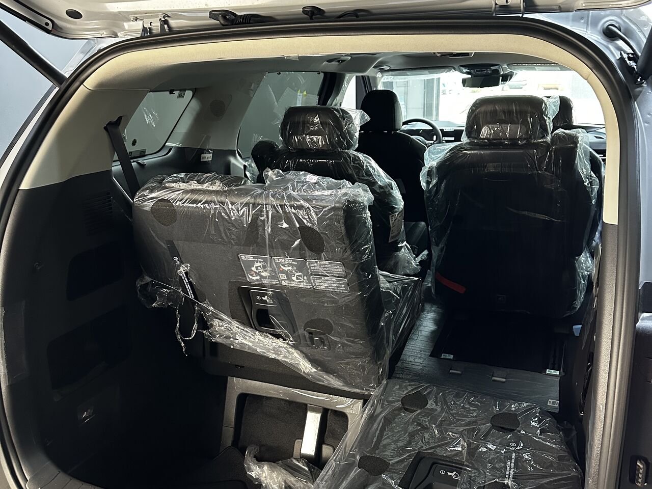 Kia Carnival 2026 Argent céramique Blainville - photo #2